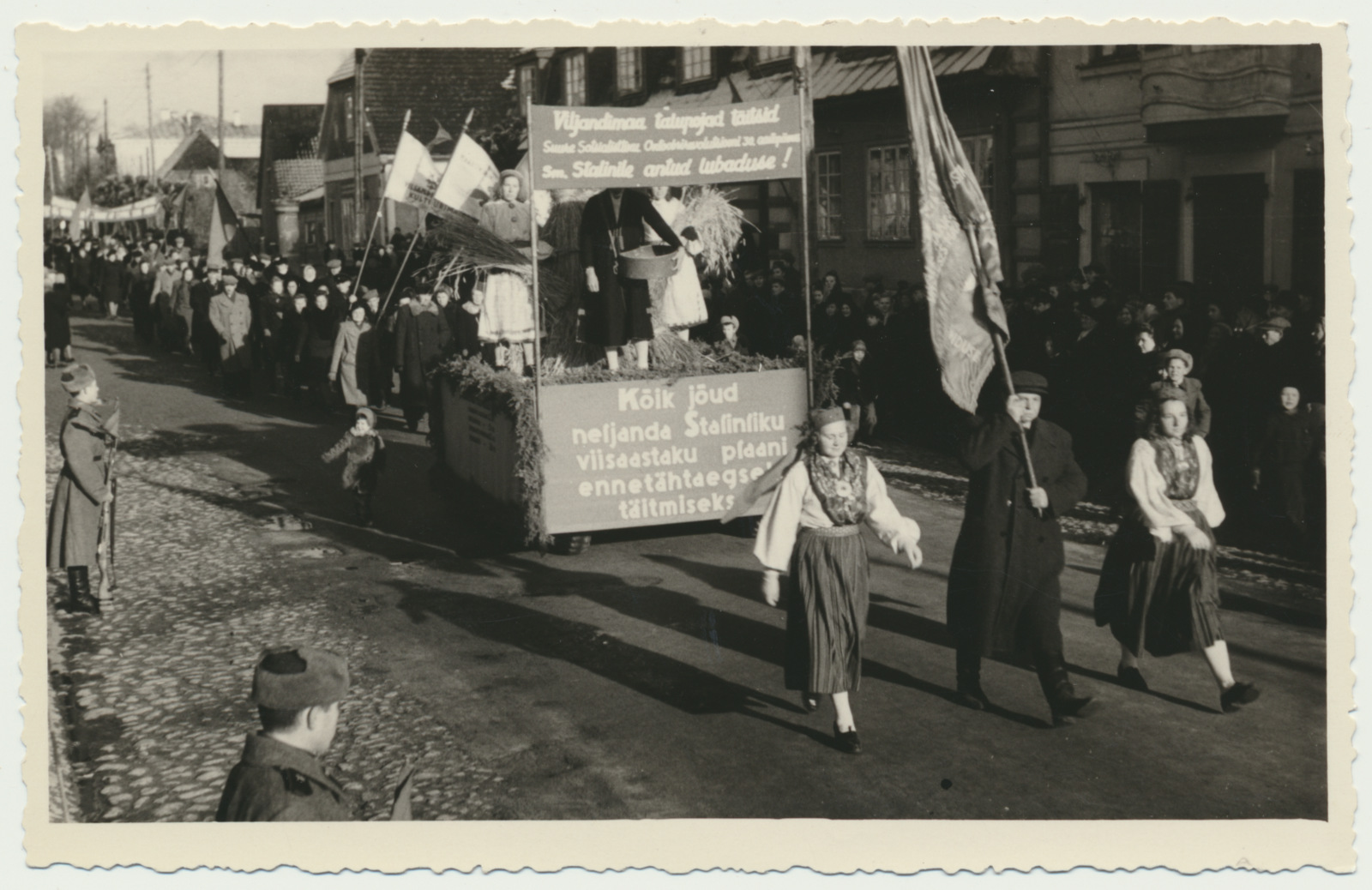 foto, Viljandi, Tallinna tn, oktoobrirevolutsiooni 30. aastapäeva rongkäik 7.11.1947, ees Viljandi valla täitevkomitee esimees rändpunalipuga. F: A. Kiisla
