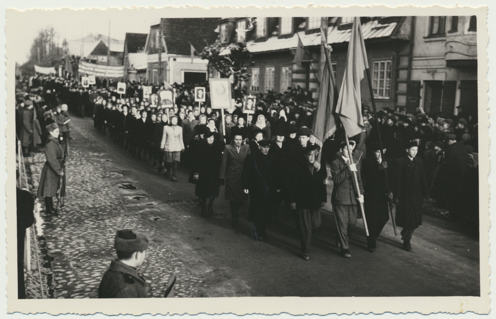 foto, Viljandi, Tallinna tn, oktoobrirevolutsiooni 30. aastapäeva rongkäik 7.11.1947. F: A. Kiisla