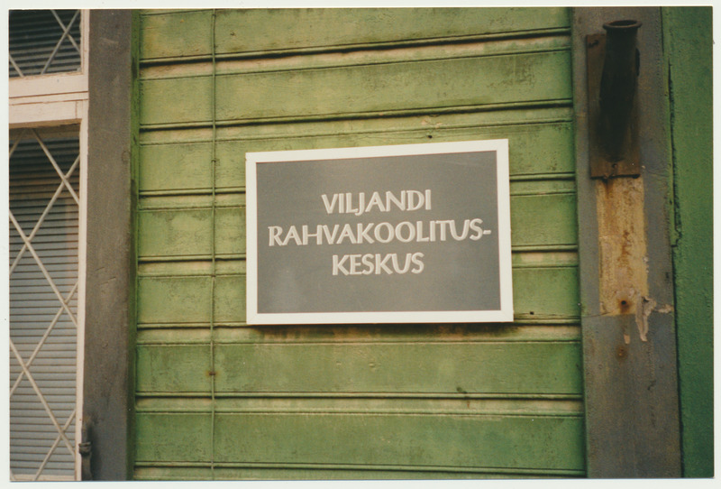 värvifoto, Viljandi Rahvakoolituskeskus, silt majaseinal, Posti tn 28, avamine 1994