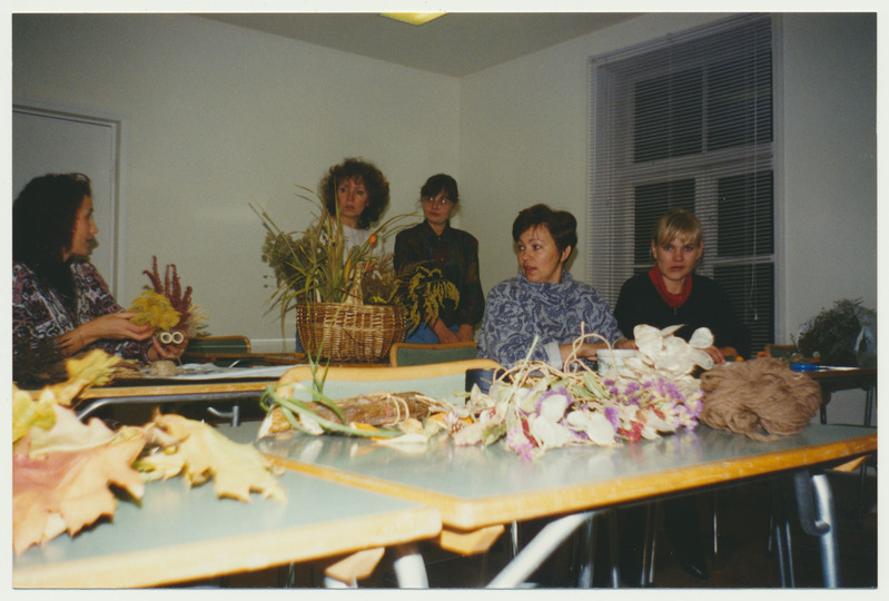 värvifoto, Viljandi Rahvakoolituskeskus, Posti tn 28, lilleseadering, õpetaja Sirje Rits vas 2, u 1996