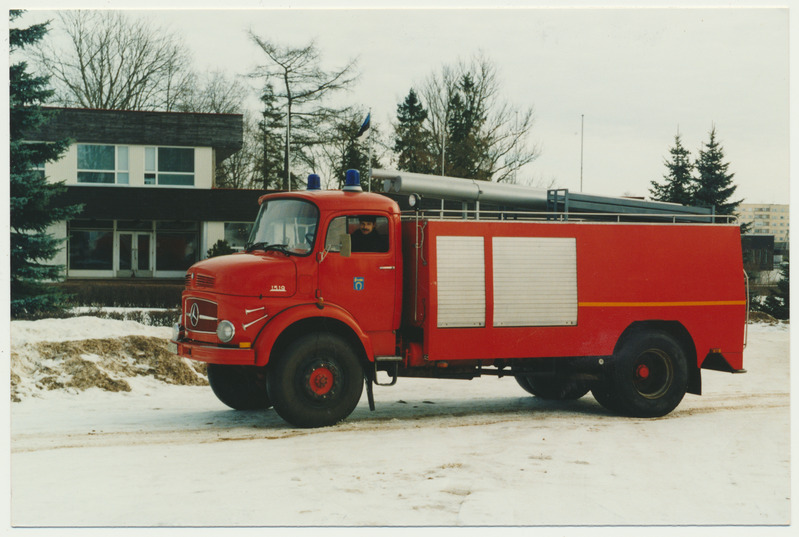 värvifoto, Viljandi khk, Viiratsi asula, tuletõrjeauto, Malungi kommuuni kingitus vallale, II 1998 foto P. Arro