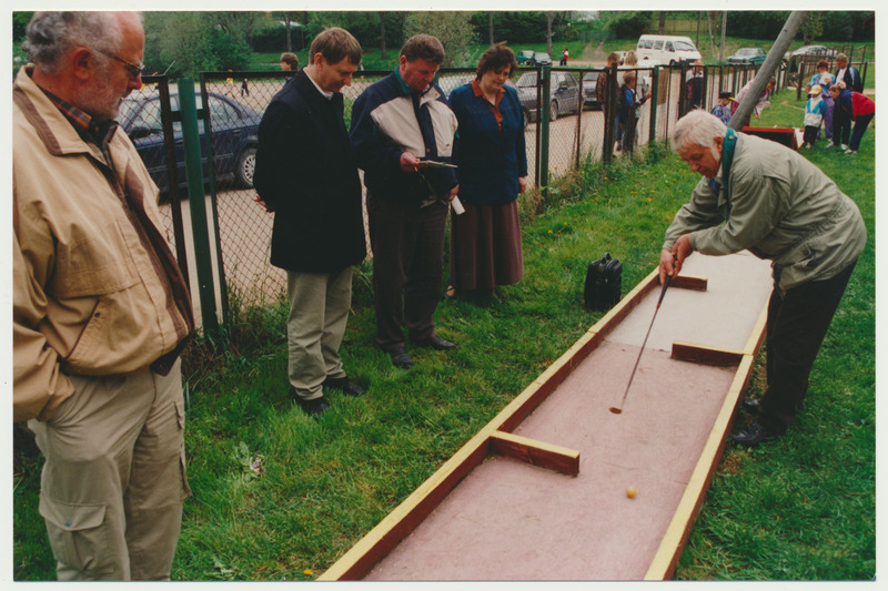 värvifoto,  IV Sakala Mängud, minigolf järve ääres, 30.05.1999 foto Peeter Arro