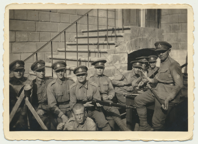 foto, Viljandi, Jakobsoni tn 14, 5. suurtükiväegrupp, ajateenijad, sh Arnold Mikkor, 1937