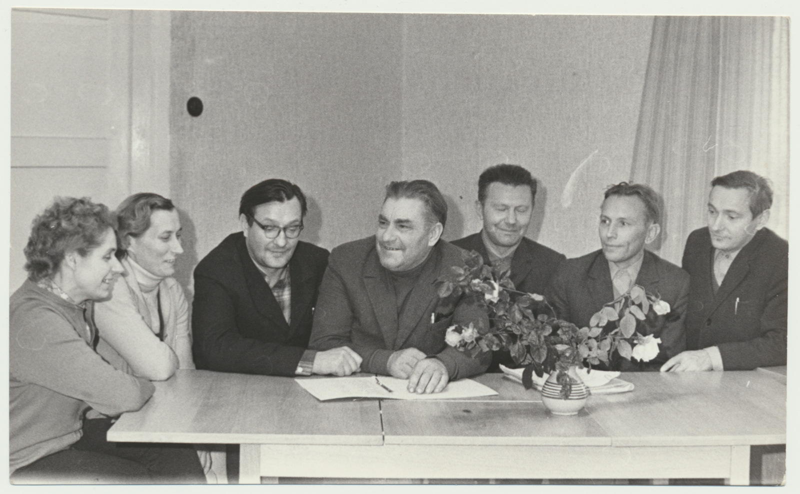foto Viljandimaa, Paala kolhoos, peaspetsialistid, keskel esimees Hans Uus 1974