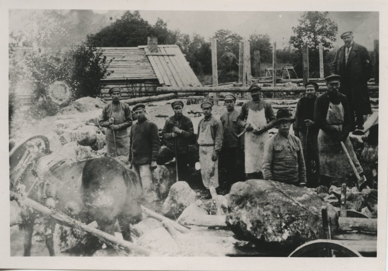 Kunstnik Ants Laikmaa elumaja vundamendi rajamine Taeblas 1920. aastal.