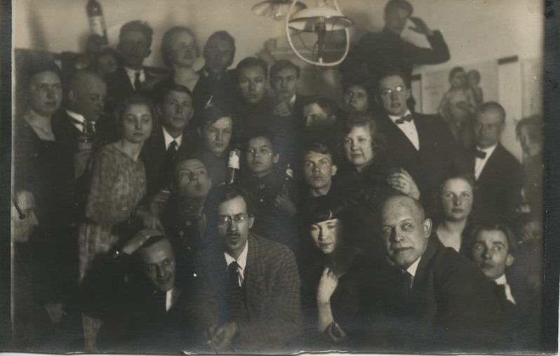 Õppejõude ja õpilasi (Kaluri tänaval) ~1921.