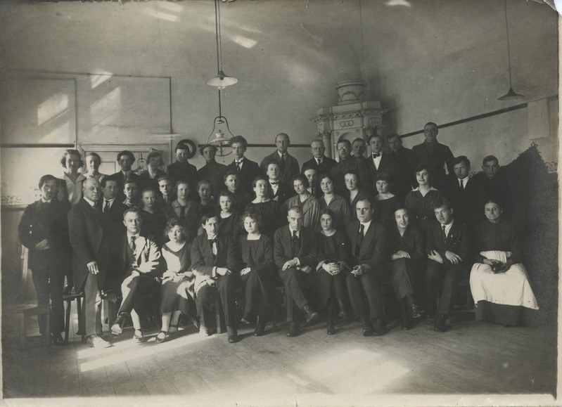 Õppejõude ja õpilasi (Kaluri tänaval) 1923. a. kevadel