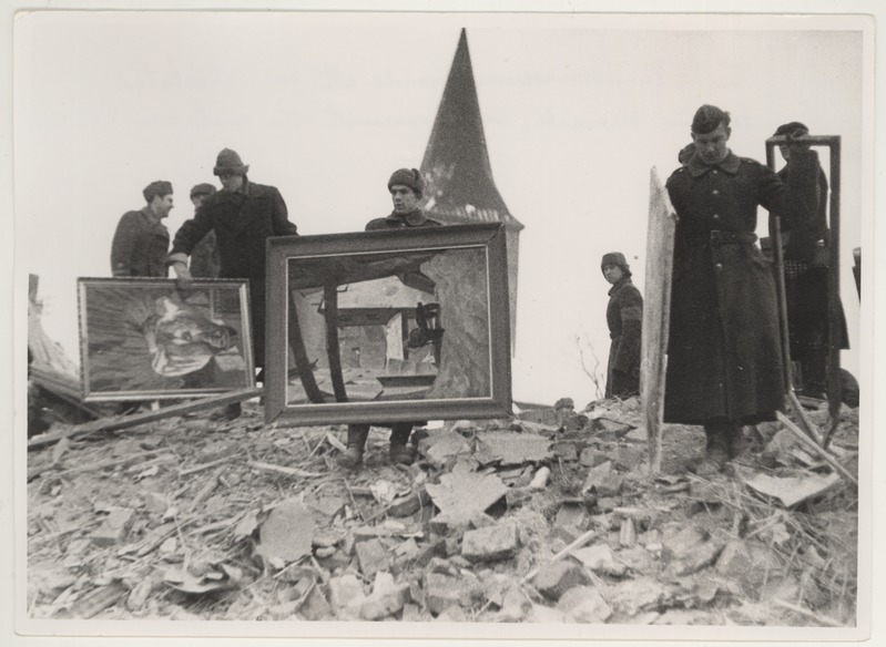 Tartu Kunstimuuseumi rusude alt on vabastatud lademik õlimaale, mida varemeilt alla kantakse 29.01.1943