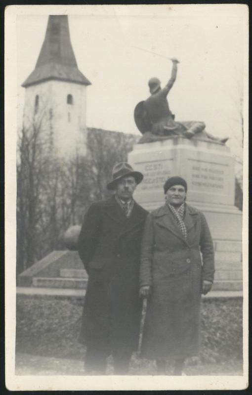 fotopostkaart, Suure-Jaani khk, Suure-Jaani, mälestussammas tagant, mees, naine, kirik, u 1935