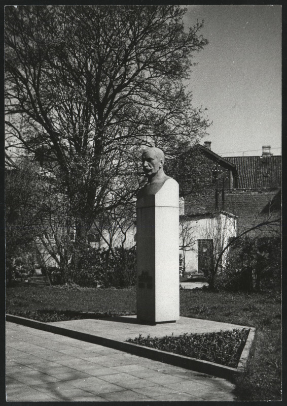 foto, Viljandi, J. Sihveri mälestussammas, 1982, foto E. Veliste