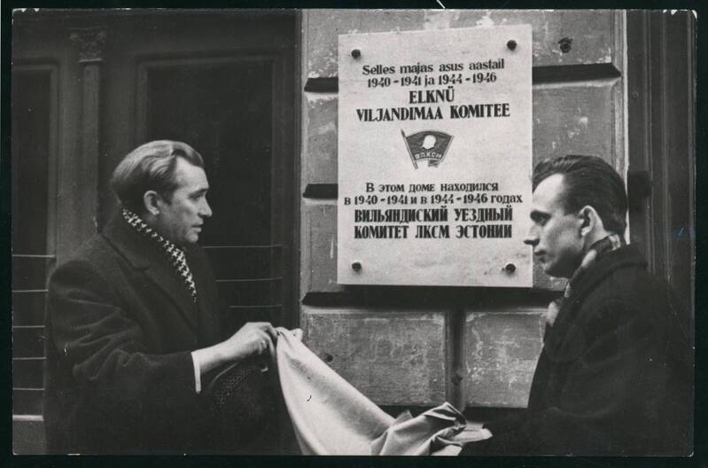 foto, Viljandi, Lossi tn 26, mälestustahvli avamine ELKNÜ Viljandimaa komiteele, u 1975, foto E. Veliste