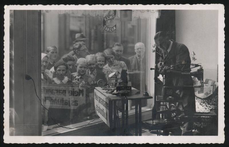 fotopostkaart, Viljandi, Tartu tn, poevaateaken, Singer'i õmblusmasin, u 1938, foto E. Rang