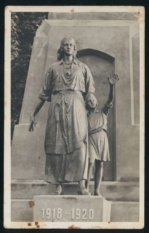 fotopostkaart, Viljandi, Eesti Vabadussõjas langenute Viljandi mälestussammas, fragment, naine lapsega, u 1926