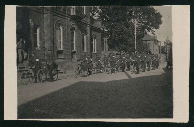 fotopostkaart, Viljandi, Jakobsoni tn 16, Kaitseliidu Sakala Malev, kaitseliitlased, jalgrattad, kolonn, u 1935