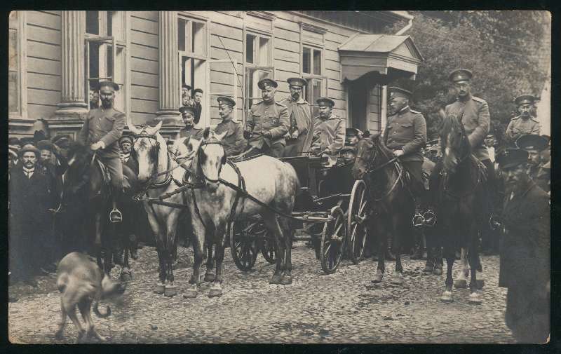 fotopostkaart, Viljandi, Posti tn 11, kasiino, sõdurite saatmine I maailmasõtta, hobused u 1914-1915, Lichtbild von J. Riet (Fellin)
