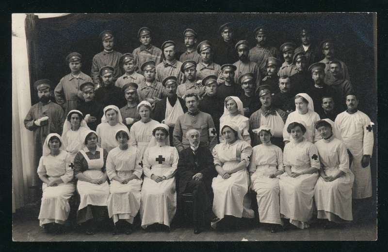 fotopostkaart, Viljandi, Posti 11, kasioono, I maailmasõjas haavata saanud sõdurid, meditsiinitöötajad, grupp, 1915