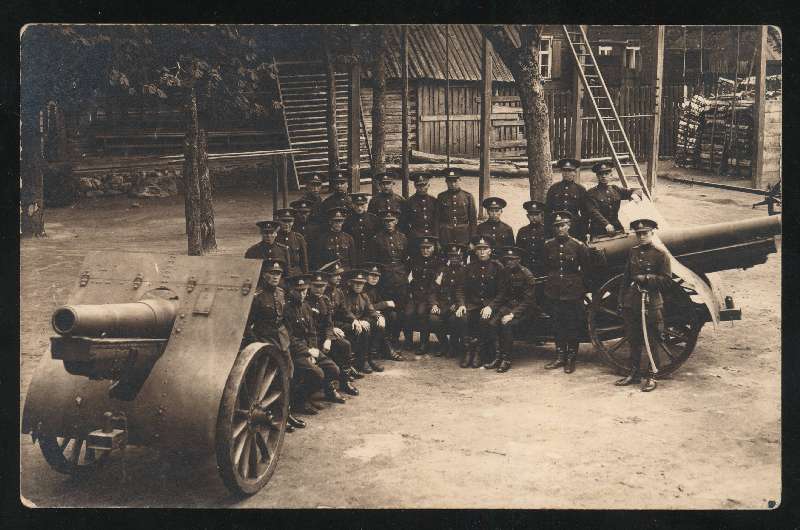 fotopostkaart, Viljandi, Eha tn- Posti tn nurk, 5. Suurtükiväegrupp, 2 suurtükki, grupp, II rühm, mai 1931