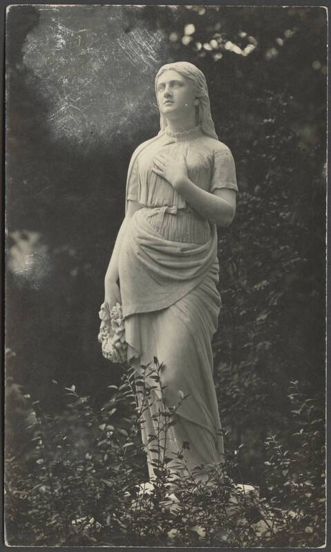 fotopostkaart, Viljandi, Vana kalmistu, S. Rosenberg'i haud, A. Weizenbergi kuju "Lootus" (Naine lillepärjaga), u 1915, foto J. Riet