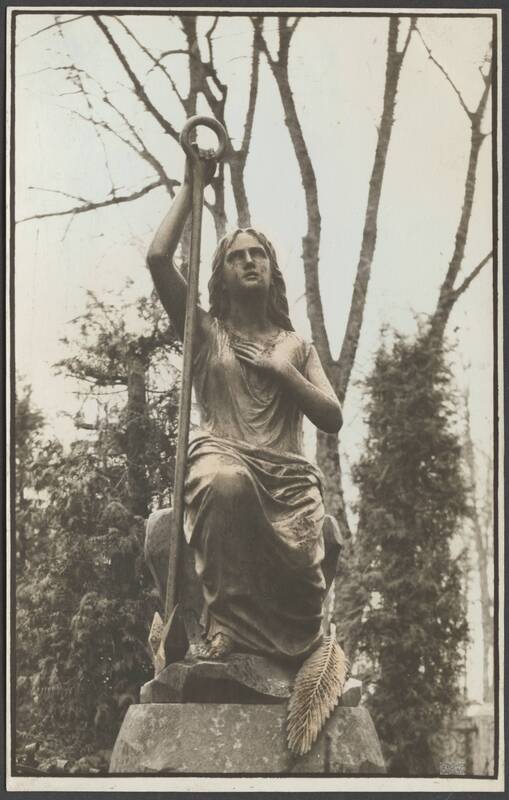fotopostkaart, Viljandi, Vana kalmistu, H. Sassi haud, A. Weizenbergi kuju "Naine ankruga", õrnalt koloreeritud, u 1915