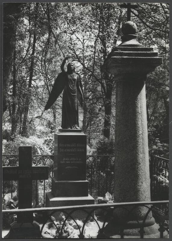 foto, Viljandi, Vana kalmistu, A. Weizenbergi kuju "Rahuingel", 1980, foto E. Veliste