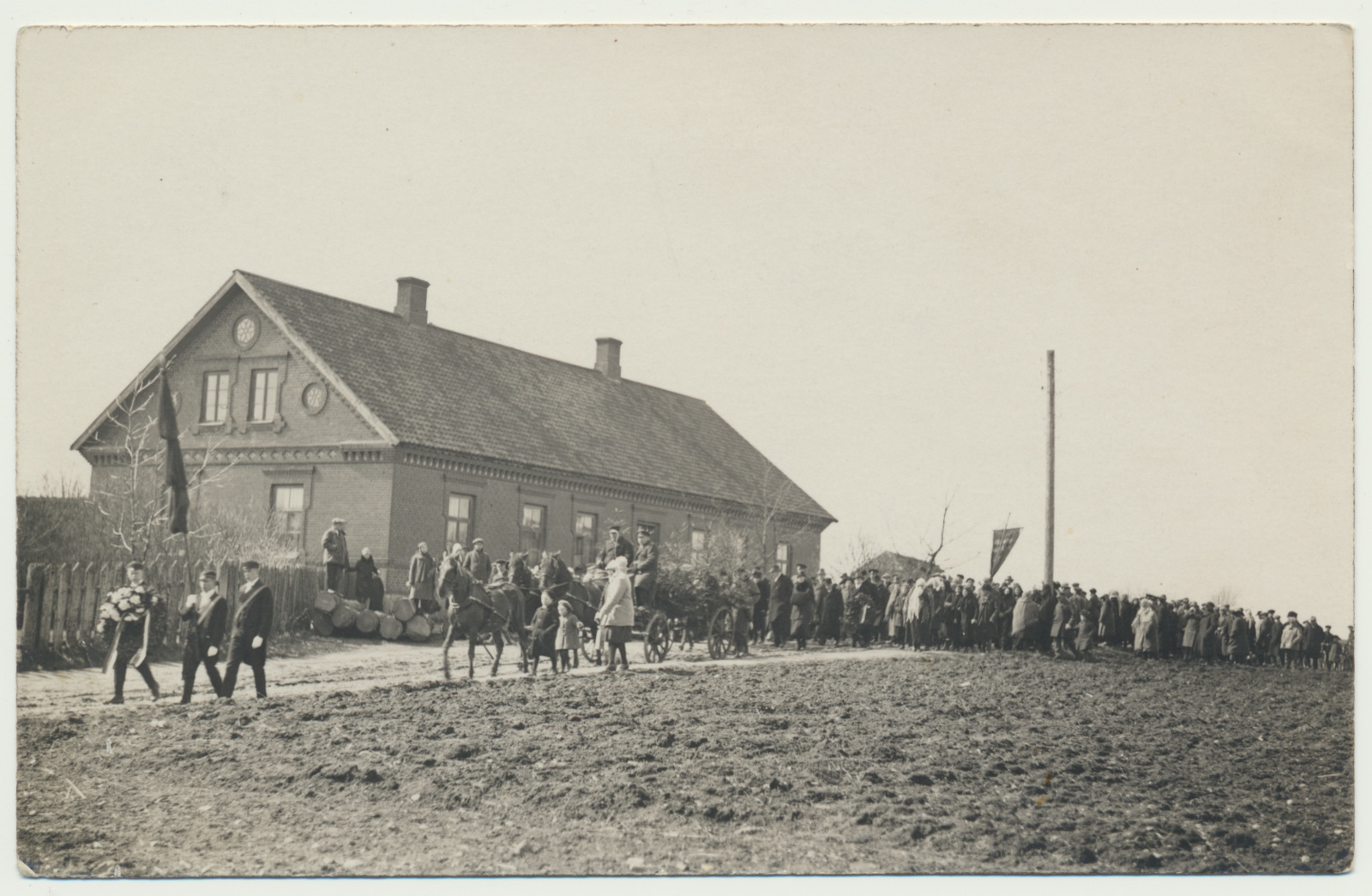 postkaart, Abja mõisniku Karl von Stackelberg'i matuserongkäik, Abja vallamaja, 1927 IV