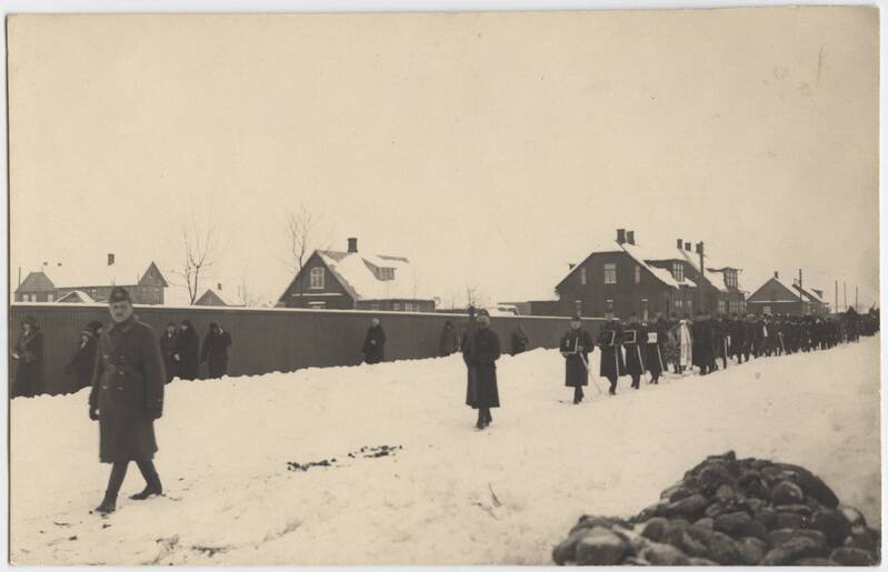 fotopostkaart, Viljandi, Ilmarise tn, sõjaväelaste matuserong, talv, u 1925