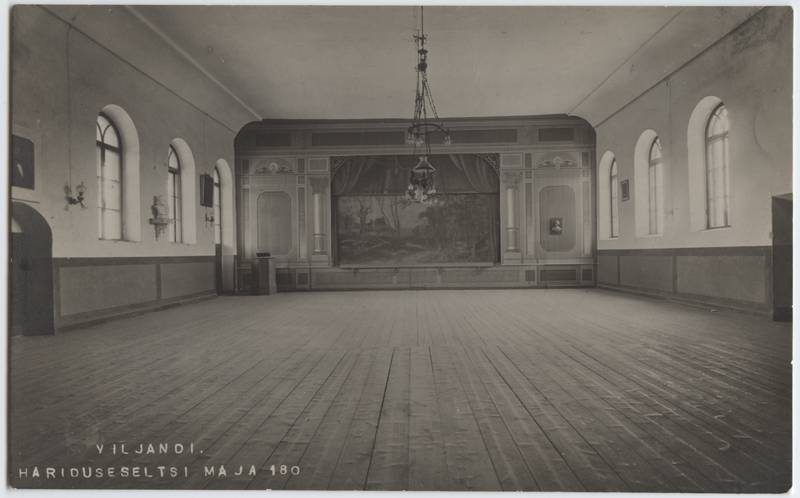 fotopostkaart, Viljandi, Jakobsoni tn 42, VEHS-i kool, sisevaade, saal, u 1925, foto J. Riet
