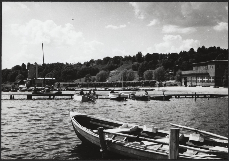 foto, Viljandi, järv, paadisild 2 tk, vetelpäästehooned, paremal turismibaas (endine rannakasiino), 1963, foto E. Veliste