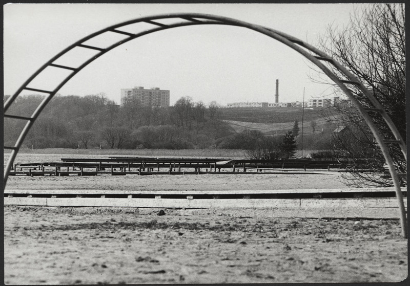 foto, Viljandi, järv, paadisild 2 tk, taga Männimäe elamurajoon, mai 1982, foto E. Veliste