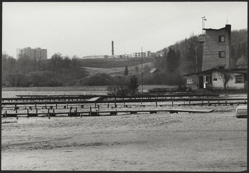 foto, Viljandi, järv, paadisild 2 tk, vetelpääste hooned, taga Männimäe elamud, mai 1982, foto E. Veliste