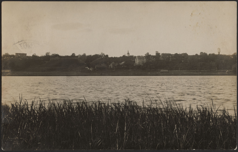 fotopostkaart, Viljandi, kõrkjad vastaskaldal, järv, lossimäed, mäeveerul majad, u 1915