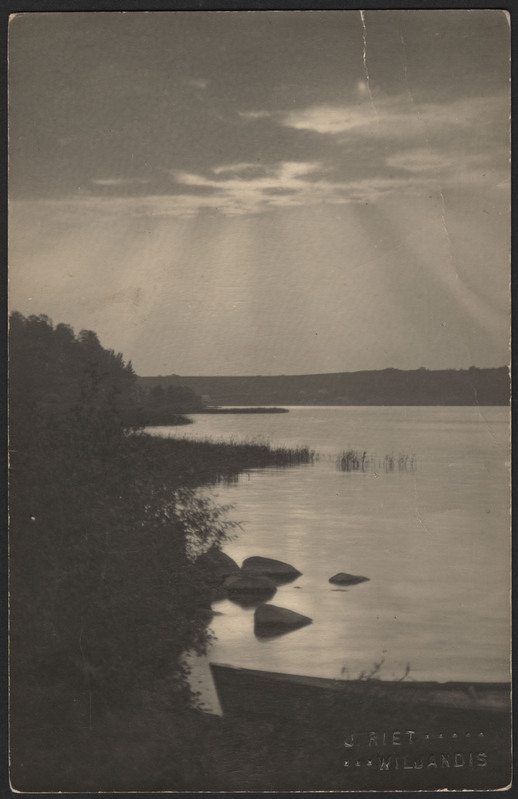 fotopostkaart, Viljandi, järve vastaskallas, paat, järv, linna majad mäeveerul, u 1915, foto J. Riet (sissepressituna)