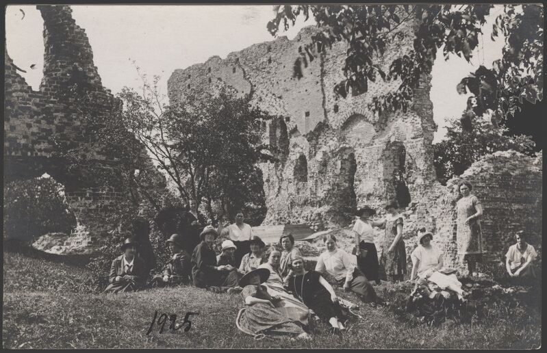 fotopostkaart, Viljandi, Kaevumägi, grupp, murul ja müüridel istuvad naised, 1925