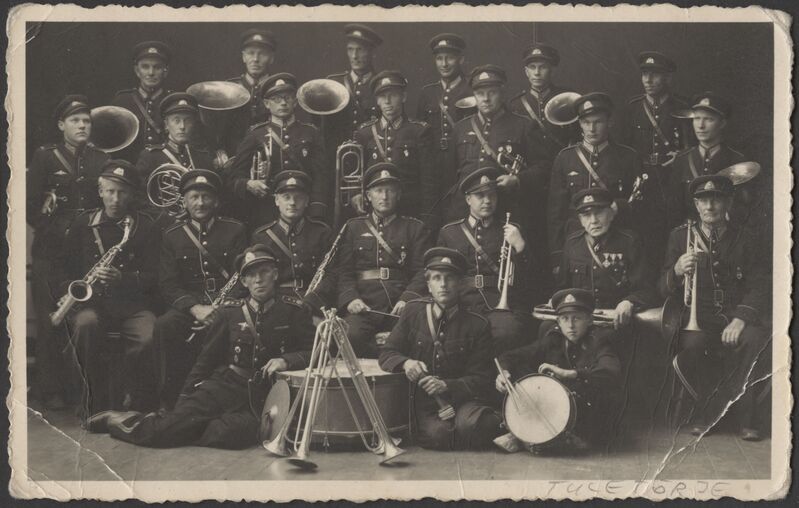 fotopostkaart, Viljandi, tuletõrje orkester, 22 vormis pilliga meest, u 1938