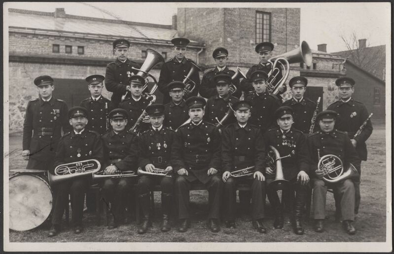 fotopostkaart, Viljandi, tuletõrjeühingu õu, tuletõrje orkester, 19 vormis pillidega meest,  25.07.1933