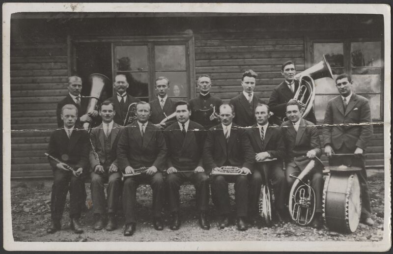 fotopostkaart, Viljandi tuletõrje orkester, dirigent A. Pung, 13 pillidega meest, Kaavere uue tuletõrje maja õnnistamine Võisikus, 23.08.1931