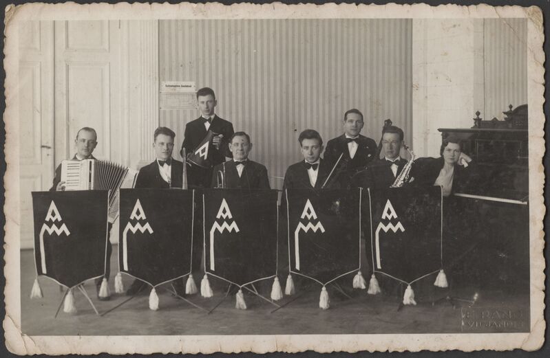 fotopostkaart, Viljandi, džässansambel Akkord (juht Oja vasakult viies), u 1936-1937, foto E. Rang