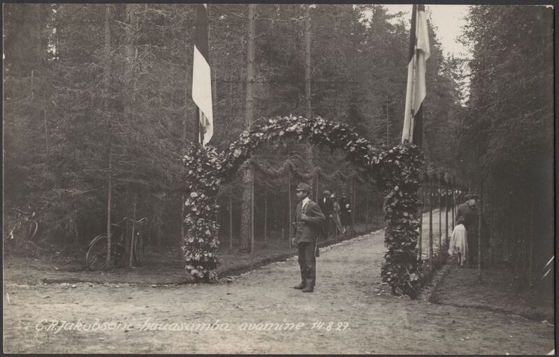 fotopostkaart, Pärnumaa, Kurgja, C. R. Jakobsoni hauasamba avamine, tee samba juurde, tammeokstega kaunistatud kaar, 14.08.1927