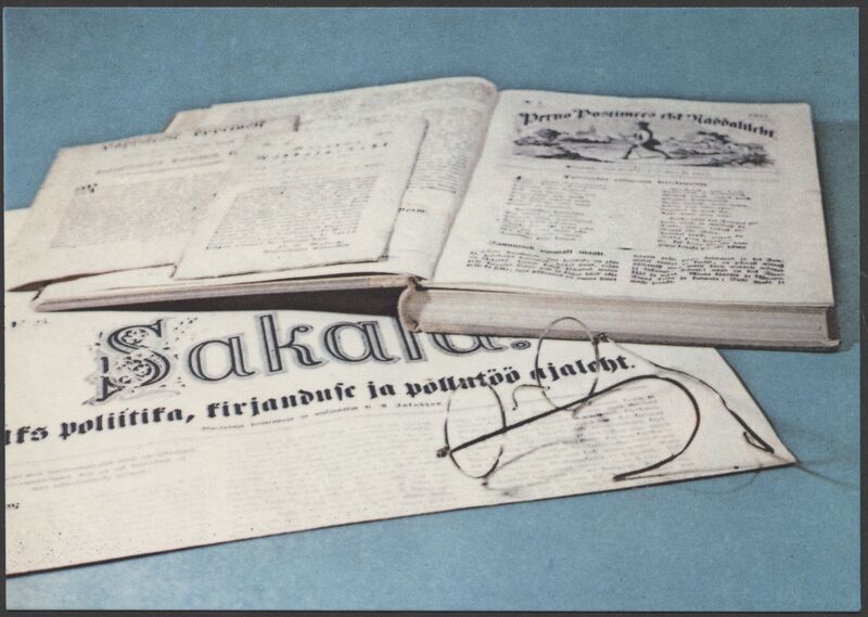 trükipostkaart, avatud raamatud, ajaleht Sakala, prillid, värviline, 05.05.1978, foto J. Paalmann