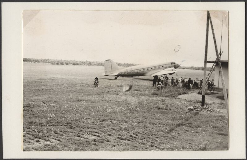foto, Viljandi, Männimäe, lennuväli, lennufirma Aeroflot lennuk CCCP-B4704, inimesed, u 1965