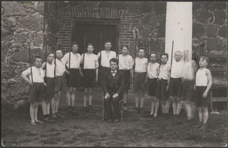 fotopostkaart, grupp, noorsportlased, rivi, võimlemiskepid, , ülikonnas noor mees, u 1915