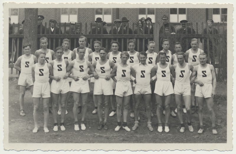 foto, Viljandi, Uueveski tee 1, Koolipark, spordiklubi Sakala I ja II meeskond (I r par 1. Valter Kalam), läbi linna teatejooks 01.05.1935, foto E. Rang
