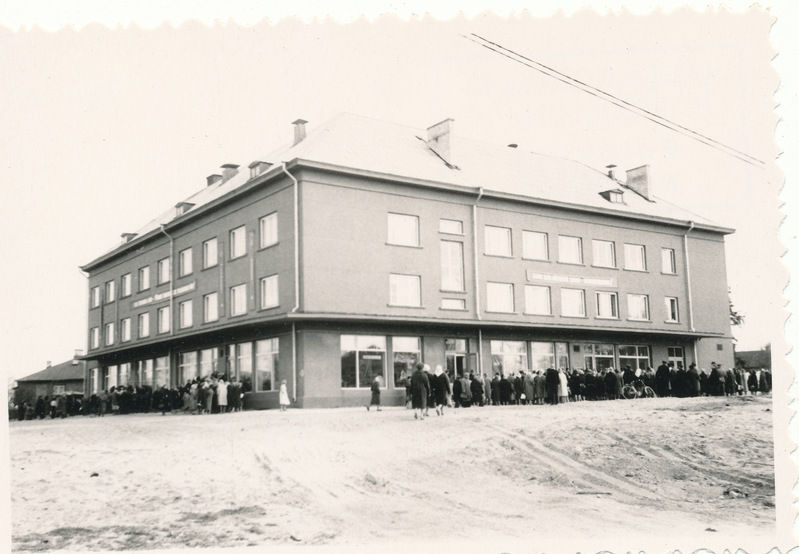 Valga Tarbijate Kooperatiivi kauplus-administratiivhoone avamine