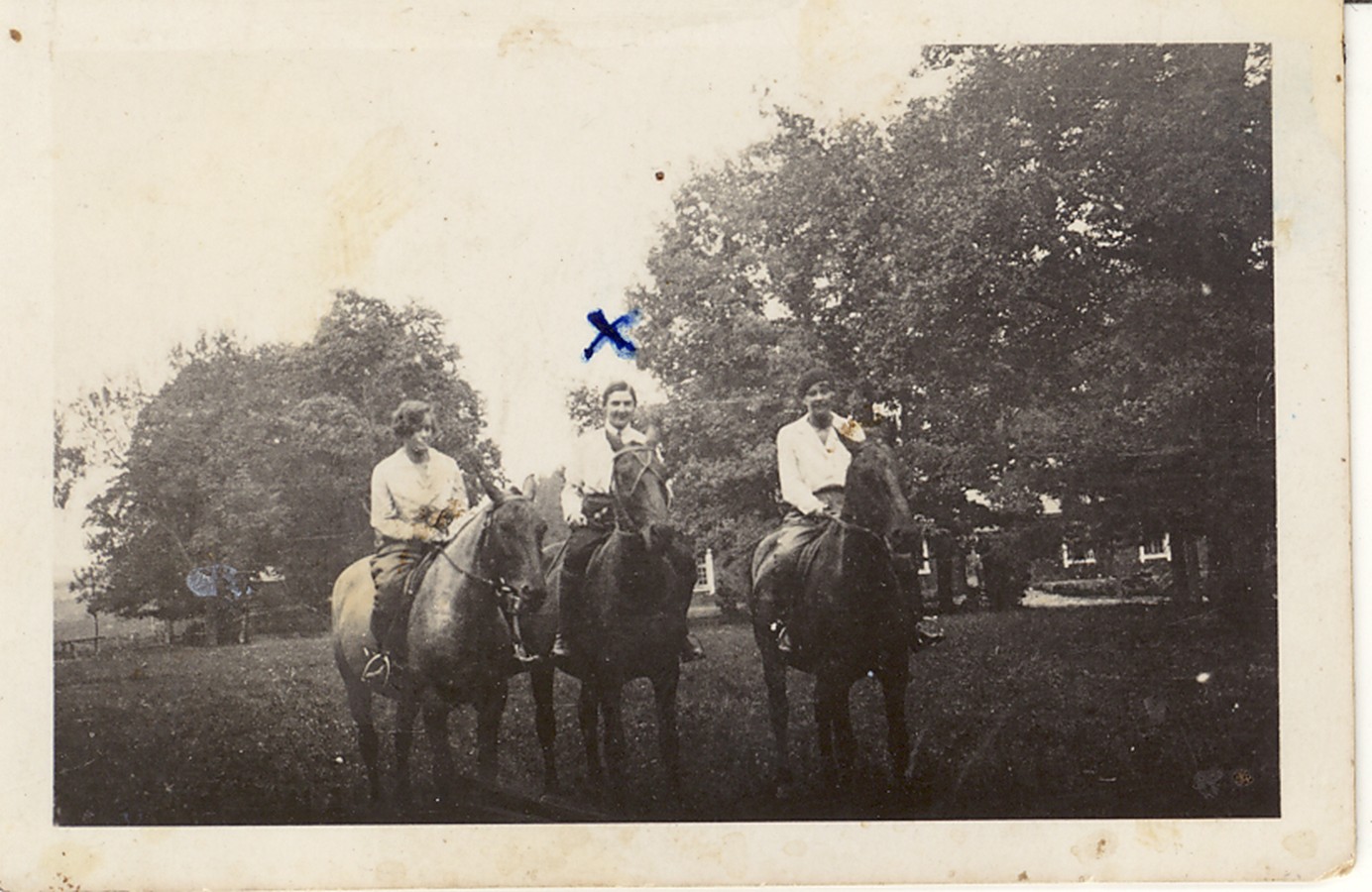 Viktor Berg (keskel) ratsutamas