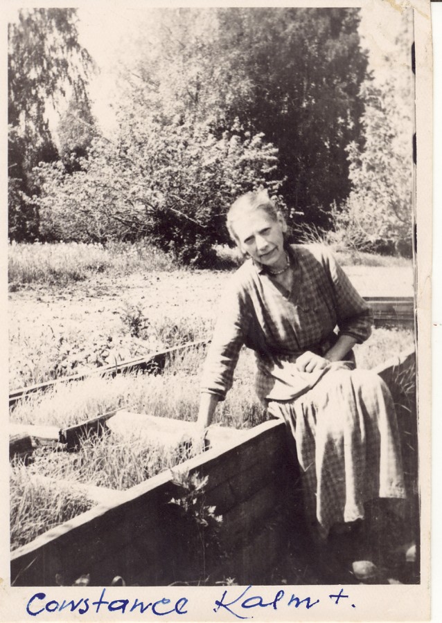Constance Kalm koduaias rukki katsetaimede juures