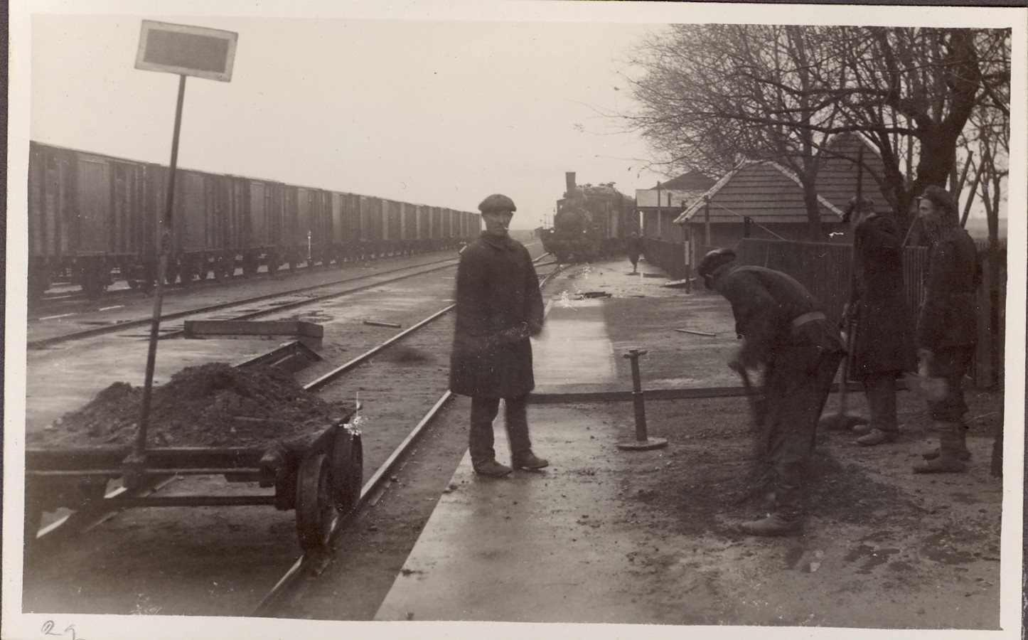 Raudteetöölised raudteel remonttöid teostamas