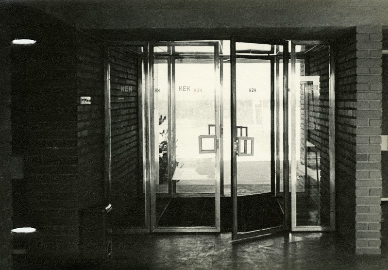 Pärnu KEK: administratiivhoone sissepääs