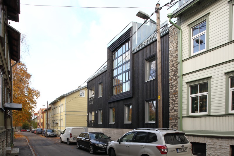 Põletatud fassaadiga korterelamu Tallinnas Suur-Laagri 12, arhitektuuribüroo Eek & Mutso