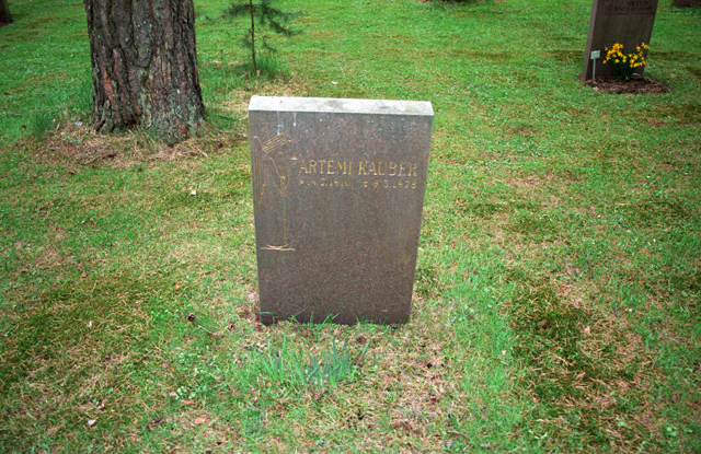 Eestlase haud Metsakalmistul, Skogskyrkogården