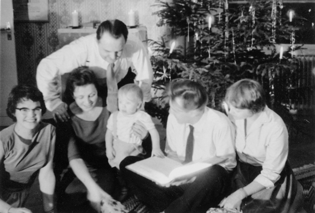 Kirikuõpetaja Elmar Tõldsepa perekond jõulukuuse juures